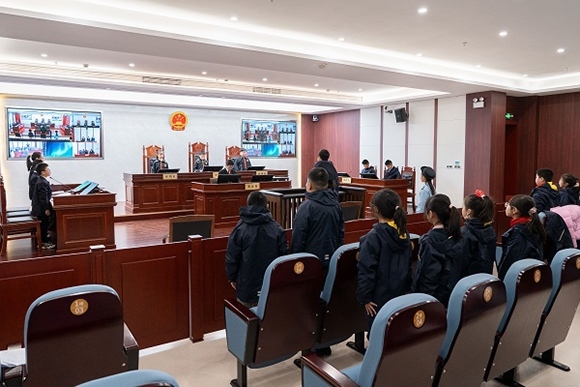 圖③：同學們開展模擬法庭活動。
