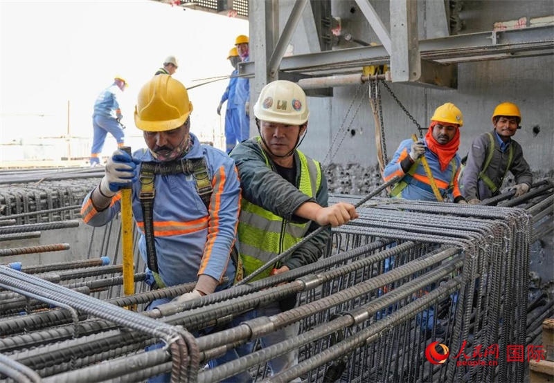 扎鋼筋。人民網(wǎng)塔里克·易卜拉欣攝