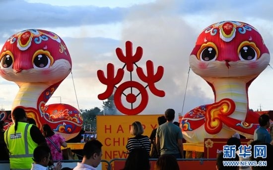 圖為游客在2025年奧克蘭元宵燈節(jié)游覽。（圖片由奧克蘭中國文化中心提供）