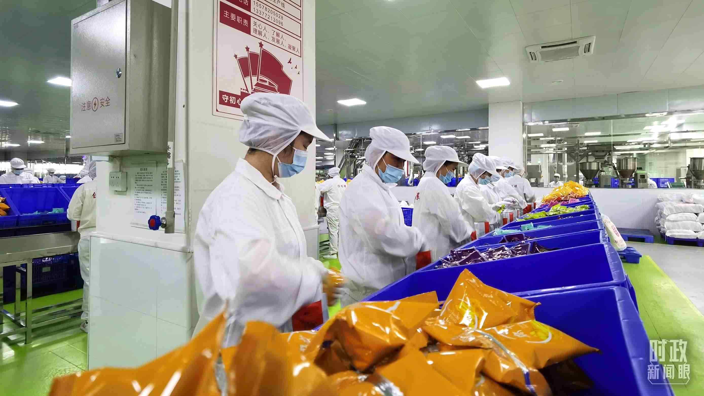 △廣西柳州螺螄粉配料包生產(chǎn)線。（總臺(tái)央視記者郭鴻拍攝）