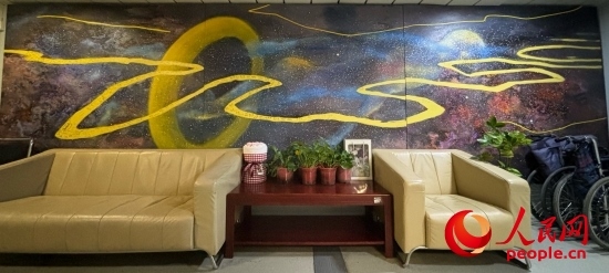 清華長(zhǎng)庚醫(yī)院掛著一幅名為“生命長(zhǎng)河”的畫(huà)，家屬將離世親人的名字寫(xiě)在上面。人民網(wǎng) 陳葉欣攝