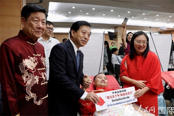 韓志強(qiáng)大使與獻(xiàn)血者代表合影。朱瀟逸攝