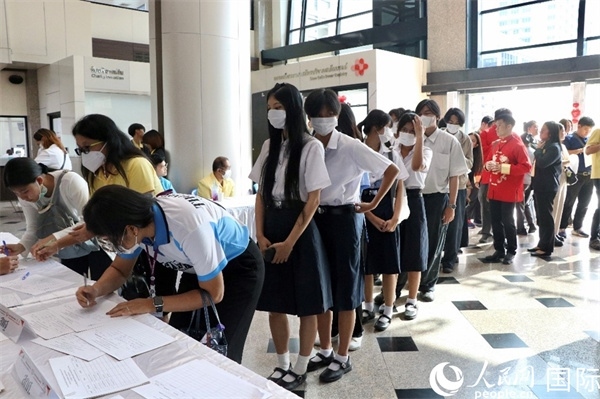 獻(xiàn)血者排隊(duì)填寫報(bào)名表。朱瀟逸攝