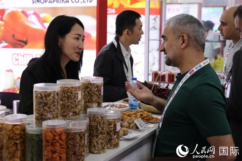 中外商家在第三十屆海灣食品展上交流。人民網記者 張志文攝