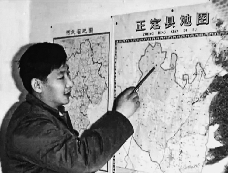習(xí)近平在辦公室地圖前謀劃正定的發(fā)展。（圖源：《讓群眾過上好日子——習(xí)近平正定足跡》）