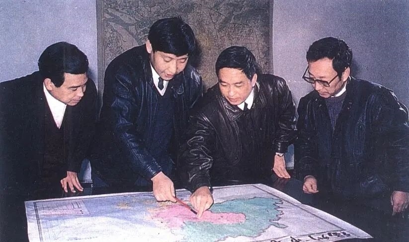 1991年12月，習近平與同事討論福州市戰(zhàn)略規(guī)劃設想。（圖源：《習近平在福州》）