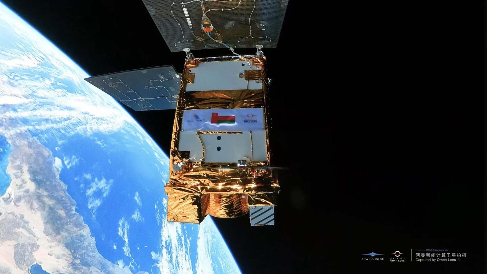 阿曼智能遙感衛(wèi)星一號(hào)近日在太空中自拍。阿曼蘭斯航天公司供圖