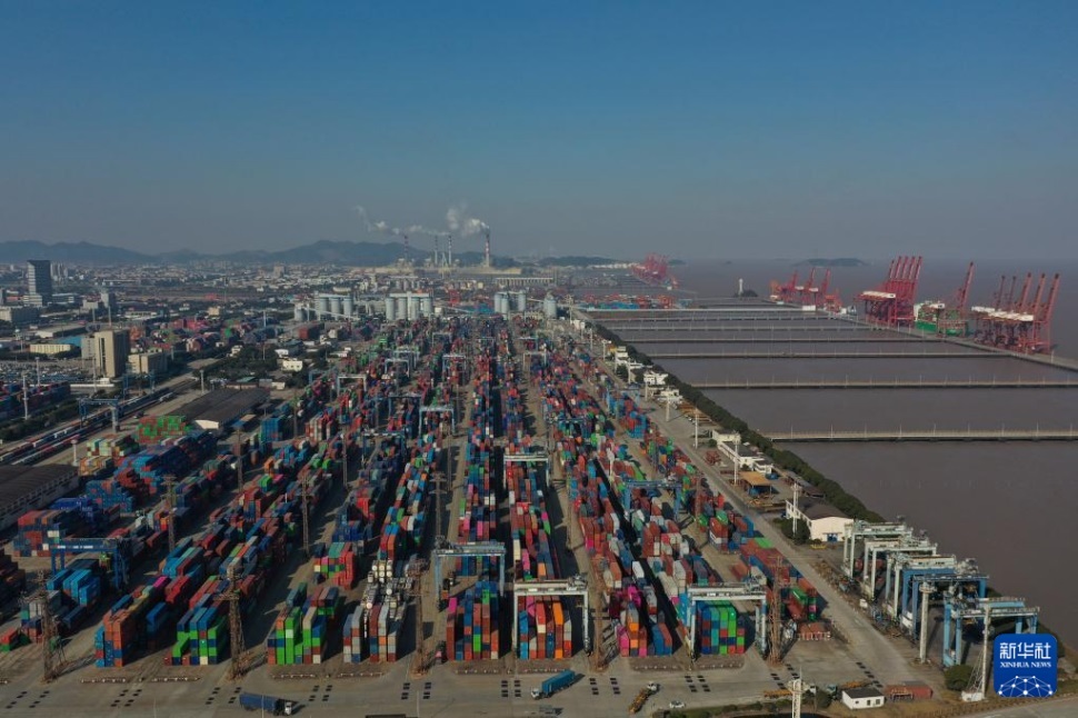  1月24日拍攝的寧波舟山港北侖港區(qū)集裝箱碼頭。 新華社記者 黃宗治 攝