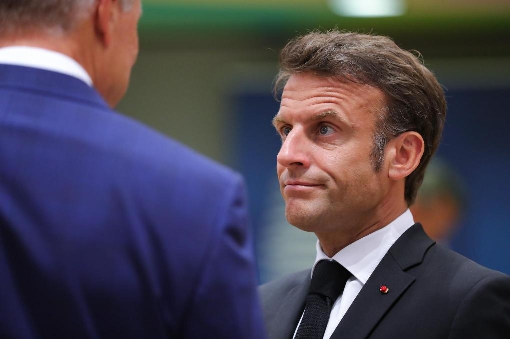 2023年6月29日，在比利時布魯塞爾，法國總統(tǒng)馬克龍（右）準(zhǔn)備出席歐盟峰會。新華社記者鄭煥松攝