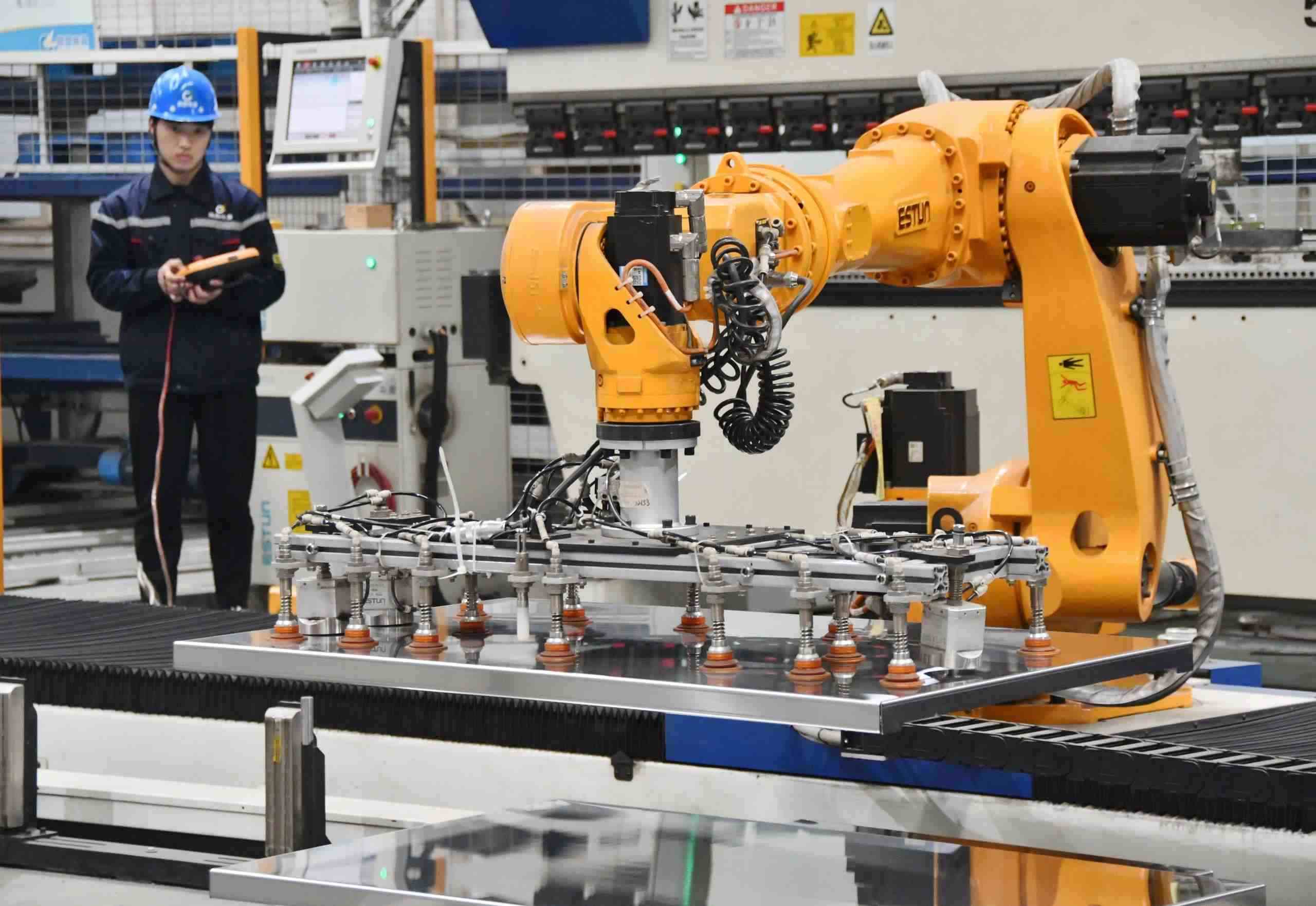 △2025年2月21日，河北邯鄲永年區(qū)工業(yè)園區(qū)的一家企業(yè)，工人正在操控工業(yè)機器人作業(yè)。