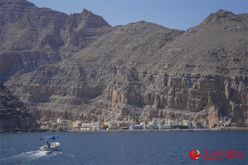 遠(yuǎn)眺庫(kù)姆扎爾村。人民網(wǎng) 塔里克·易卜拉欣攝