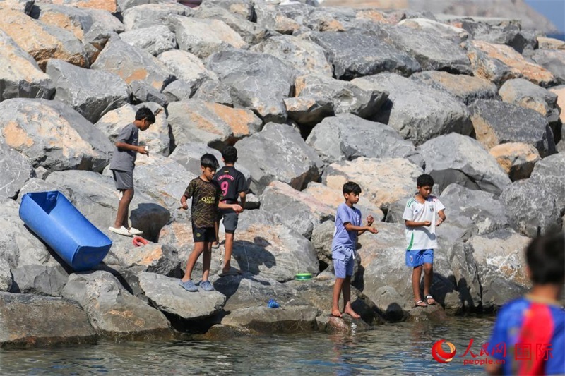 在海邊玩耍的孩子們。人民網(wǎng) 塔里克·易卜拉欣攝