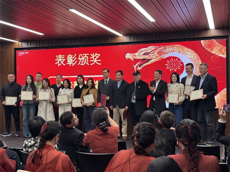 年會(huì)表彰優(yōu)秀中資企業(yè)。主辦方提供