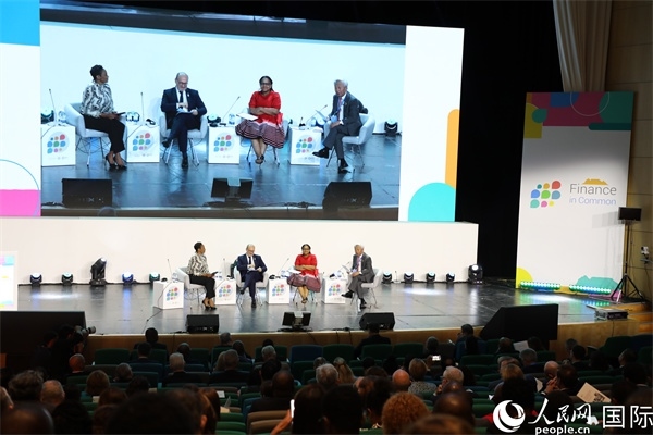 第5屆“共同金融”峰會(huì)在南非開(kāi)普敦國(guó)際會(huì)議中心開(kāi)幕。圖為峰會(huì)開(kāi)幕式現(xiàn)場(chǎng)。人民網(wǎng)記者戴楷然攝