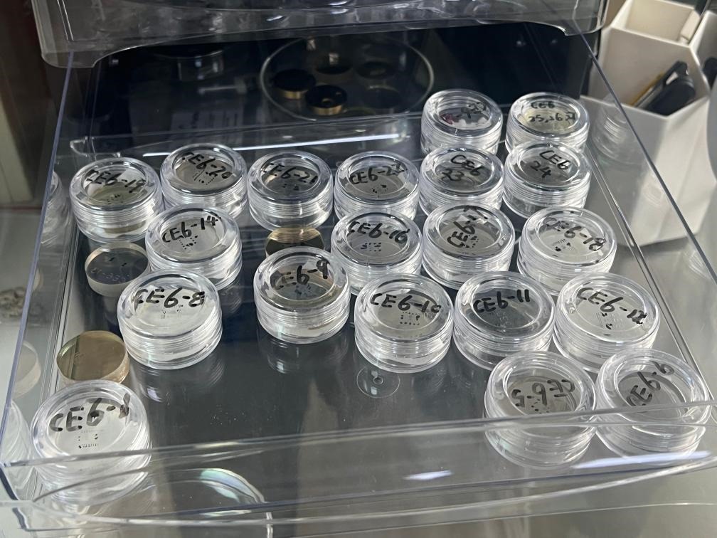 包含嫦娥六號樣品的樹脂靶。新華社記者 溫競?cè)A 攝