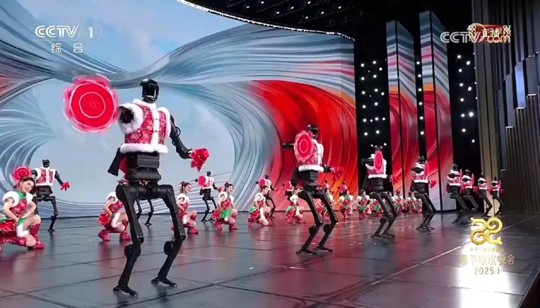 △今年春晚，宇樹(shù)科技人形機(jī)器人身穿東北特色的花棉襖扭秧歌，呈現(xiàn)出全新視覺(jué)效果。