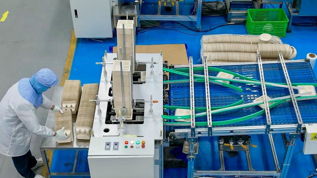 來賓市糖企用甘蔗渣制造環(huán)保餐具（央廣網(wǎng)發(fā) 覃飛翔 攝）