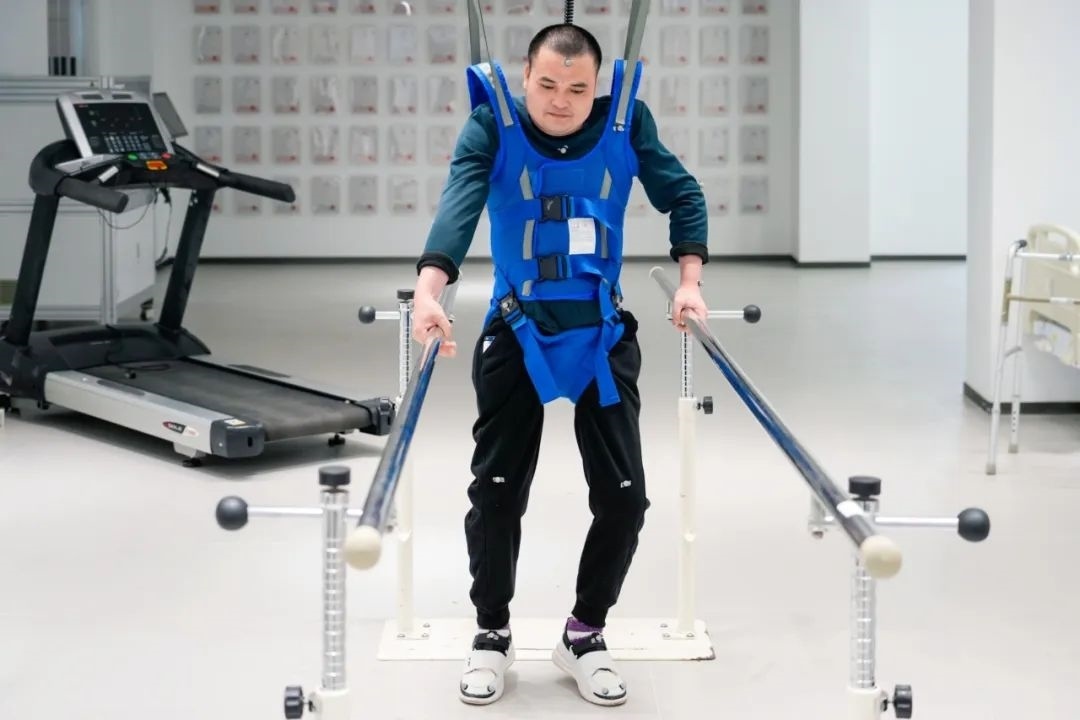 在術(shù)后第14天，患者依靠自身運(yùn)動(dòng)意圖行走。復(fù)旦大學(xué)供圖
