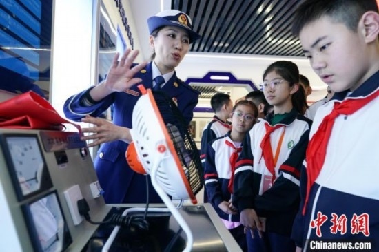 圖為學(xué)生們參觀道里區(qū)消防救援大隊(duì)消防科普體驗(yàn)館內(nèi)電器火災(zāi)演示實(shí)驗(yàn)臺(tái)。中新社記者 趙宇航 攝