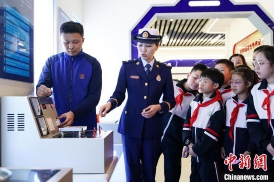 圖為學(xué)生們參觀道里區(qū)消防救援大隊(duì)消防科普體驗(yàn)館內(nèi)電器火災(zāi)演示實(shí)驗(yàn)臺(tái)。中新社記者 趙宇航 攝