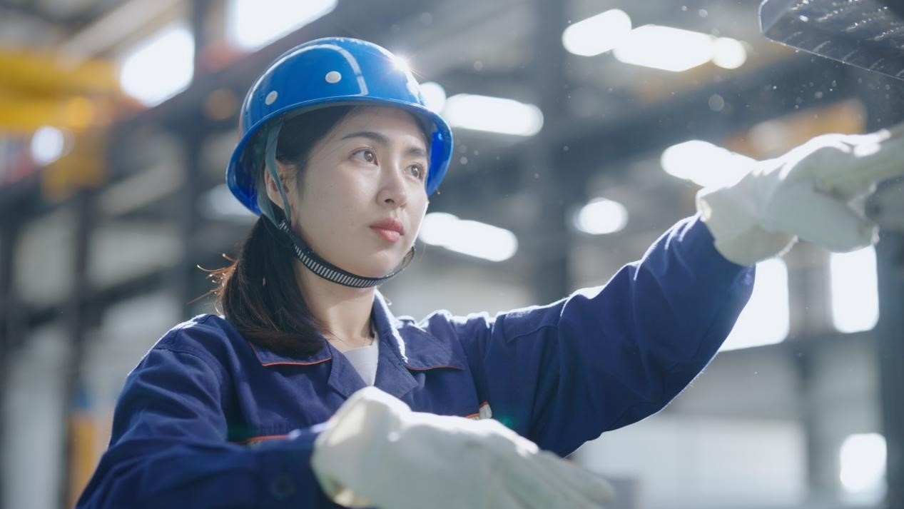 老中鐵路有限公司萬象運營管理中心機(jī)輛車間希達(dá)在工作中。老中鐵路有限公司供圖