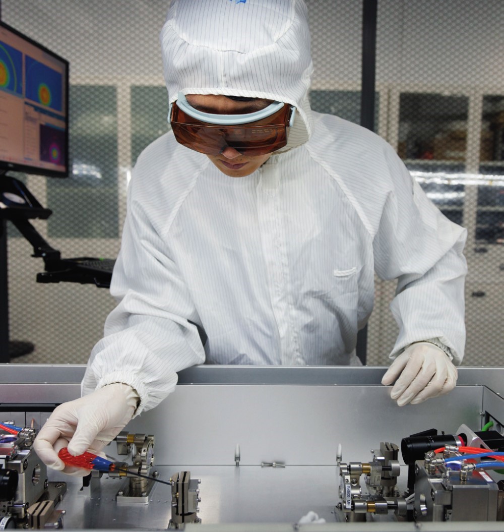 科研人員在廣東東莞阿秒科學(xué)中心實(shí)驗(yàn)室調(diào)試高性能激光器（2025年1月10日攝）。金立旺攝/本刊