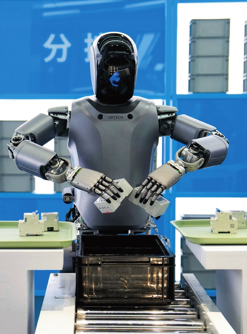 北京“機(jī)器人大世界”展示的優(yōu)必選人形機(jī)器人（2025年2月24日攝）。鞠煥宗攝/本刊