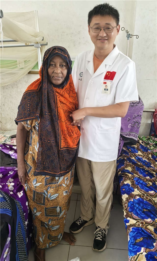 術(shù)后第二天患者即能站立。中國援桑醫(yī)療隊(duì)供圖