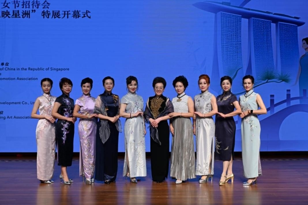 海派旗袍走秀展示著不同款式旗袍的獨(dú)特魅力。新加坡中國(guó)文化中心供圖