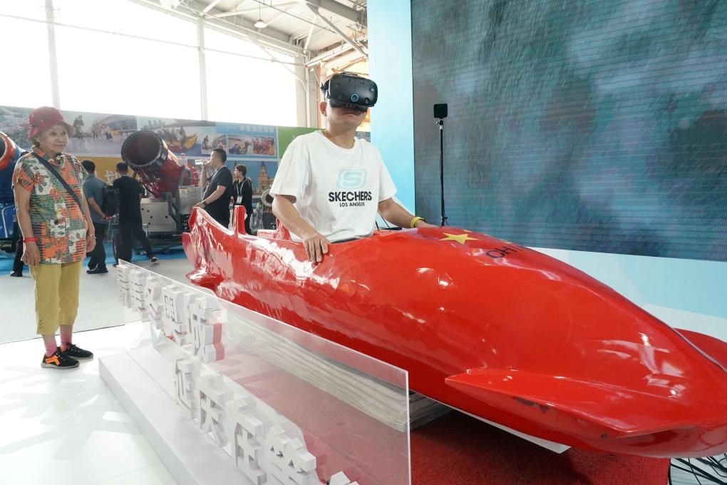 2023年9月15日，觀眾在2023國際冬季運(yùn)動（北京）博覽會現(xiàn)場通過VR設(shè)備體驗雪車。新華社記者 任超 攝