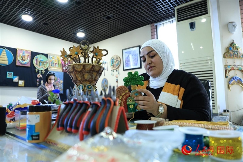 設(shè)計(jì)師娜達(dá)在制作巴比倫時(shí)期飾品。人民網(wǎng)伊納斯·易卜拉欣攝