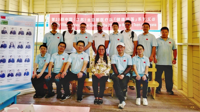 圭亞那印第安人事務(wù)部部長(zhǎng)蘇凱（前排右三）在啟動(dòng)儀式上和中國(guó)醫(yī)療隊(duì)隊(duì)員合影。第二十期中國(guó)援圭亞那醫(yī)療隊(duì)供圖