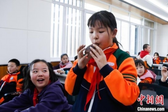 圖為學生在“國寶音樂會”社教課中體驗吹陶塤。中新社記者 馬銘言 攝