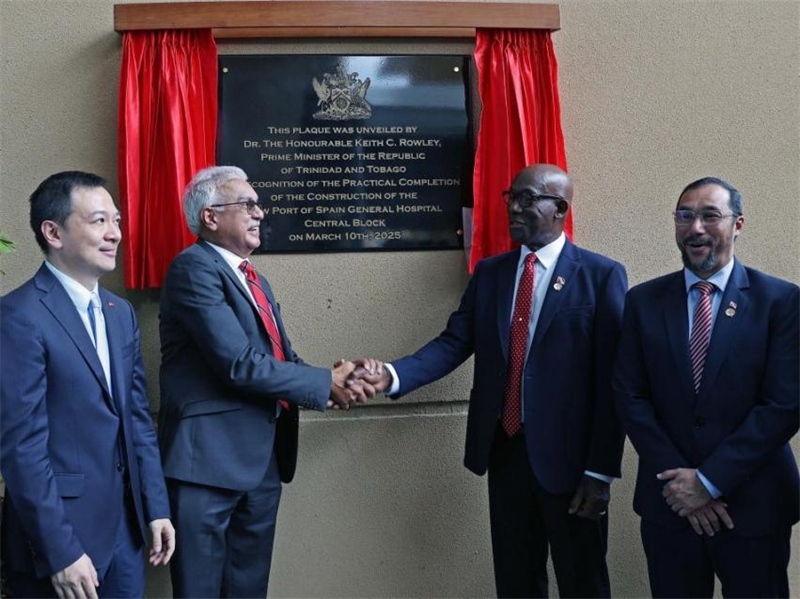 特多總理基思·羅利（右二）等特方政要、中國駐特多使館臨時代辦楊晗（左一）等出席西班牙港總醫(yī)院項目揭幕儀式。中國鐵建（加勒比）有限公司供圖