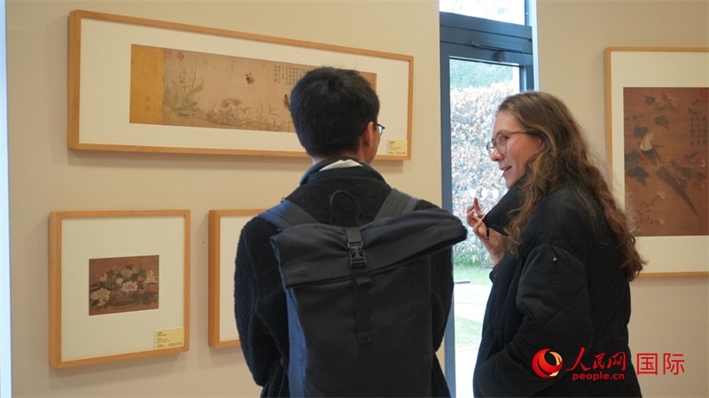 劍橋大學學者參觀宋畫特展。人民網(wǎng) 徐量攝