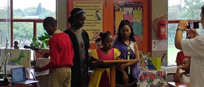 南非學(xué)生介紹南非。