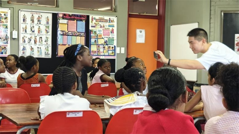 南非學(xué)生現(xiàn)場提問。