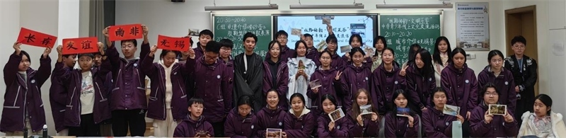 中南學(xué)生合影留念。