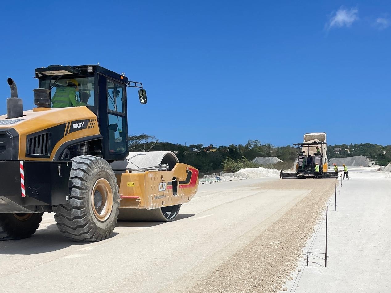 圖為中企承建的牙買加蒙特哥貝繞城路項目基層試驗段正在進行攤鋪和碾壓施工，相關(guān)施工工作已于日前順利完成。中國港灣美洲區(qū)域公司供圖