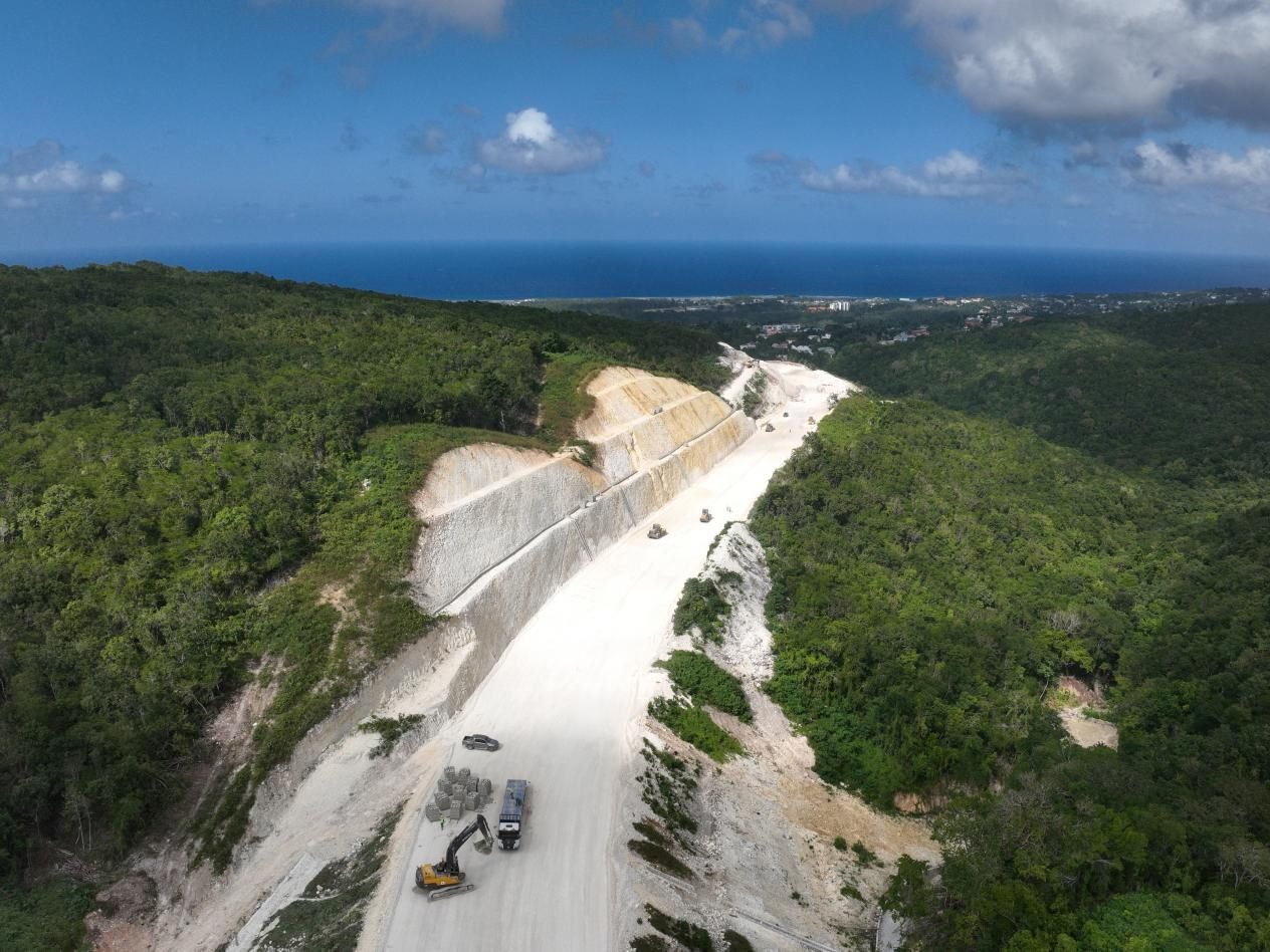 圖為中企承建的牙買加蒙特哥貝繞城路項目基層試驗段正在進行攤鋪和碾壓施工，相關(guān)施工工作已于近日順利完成。中國港灣美洲區(qū)域公司供圖