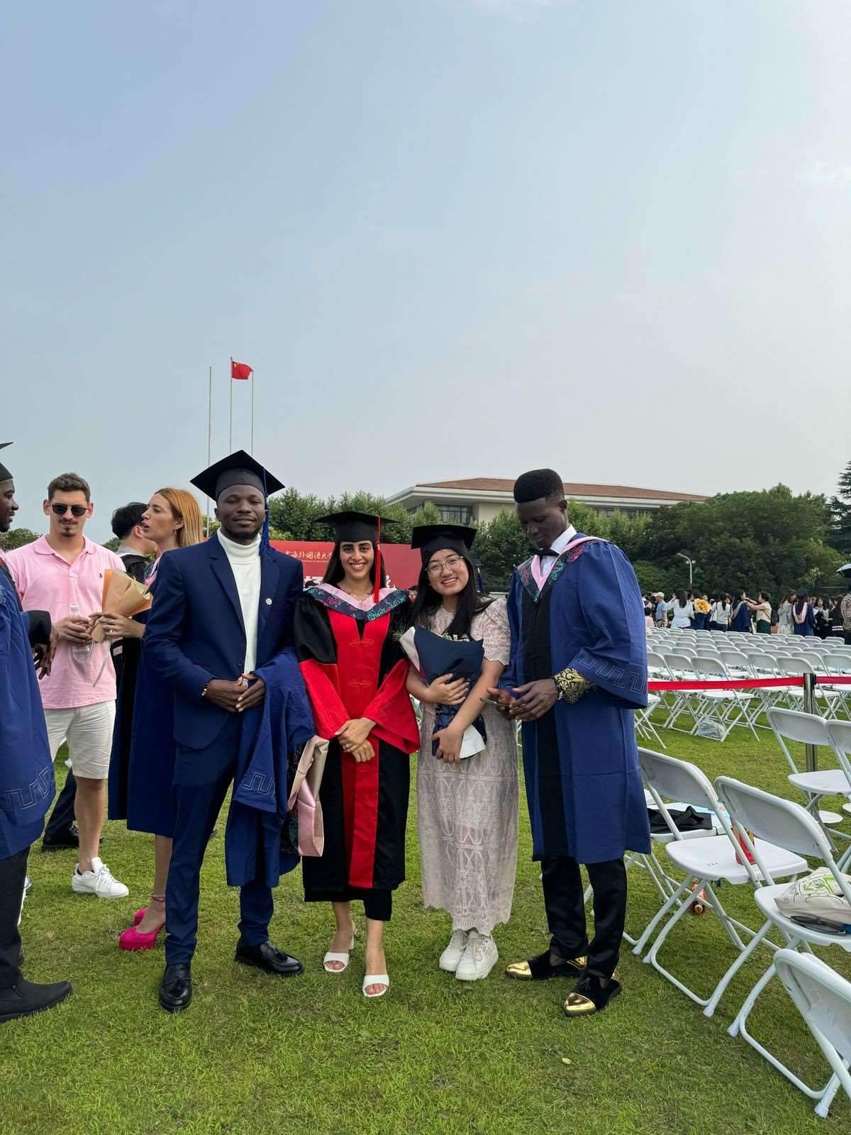 卡友琪（右三）在中國(guó)獲得學(xué)位后與同學(xué)合影。受訪(fǎng)者供圖