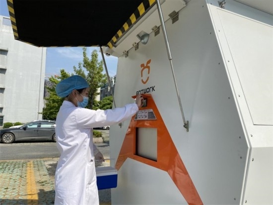 醫(yī)院接收無人機送來的醫(yī)療樣本。受訪者供圖
