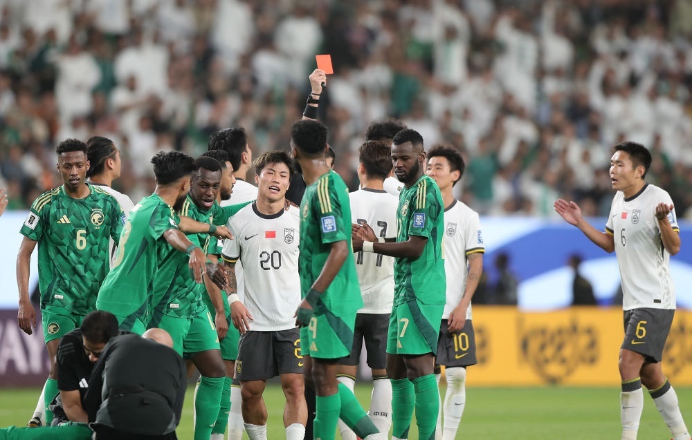 3月20日，主裁判向中國隊球員林良銘出示紅牌。新華社記者 王東震 攝