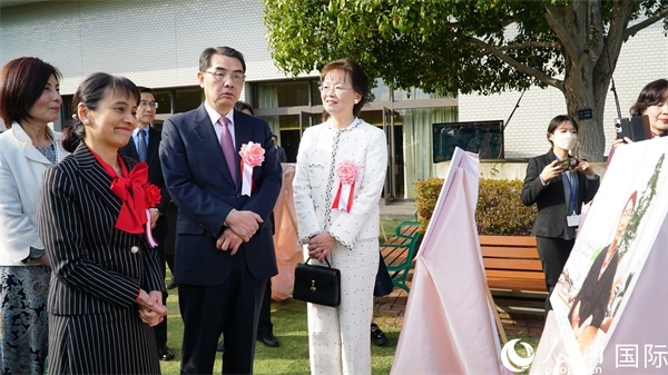 共同觀看女性成就圖片展。人民網(wǎng) 蔣曉辰攝