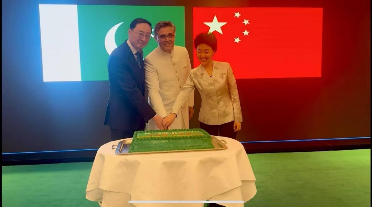 外交部副部長(zhǎng)孫衛(wèi)東（左）、巴基斯坦駐華大使卡里爾·哈什米（中）、中聯(lián)部副部長(zhǎng)孫海燕（右）共切蛋糕。巴基斯坦駐華大使館供圖
