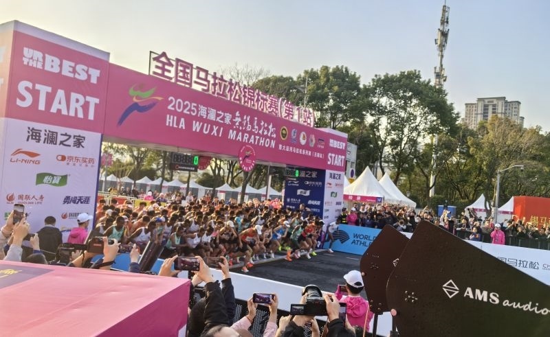 參賽選手沖出起跑線。 人民網(wǎng)記者 楊磊攝