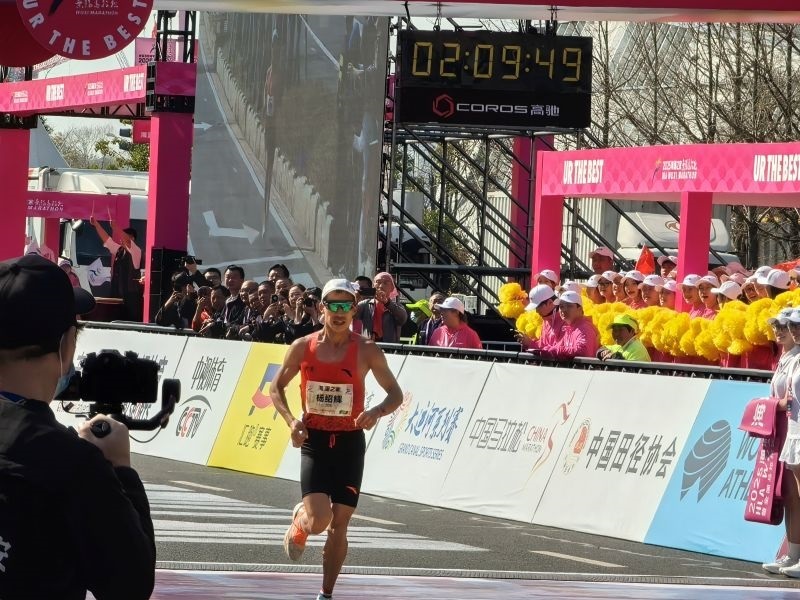 楊紹輝通過比賽終點(diǎn)。 人民網(wǎng)記者 楊磊攝