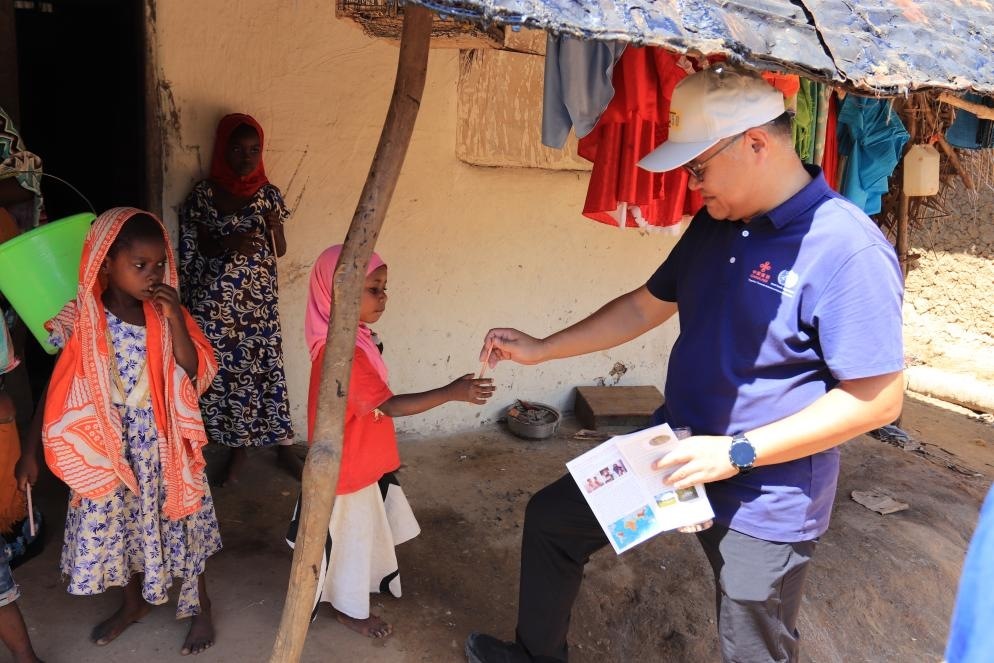 專家組向村民發(fā)放健康教育手冊和健康教育用品。專家組供圖