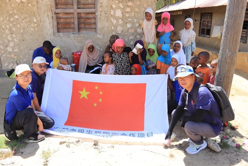 專家組與當?shù)卮迕窈嫌?。專家組供圖