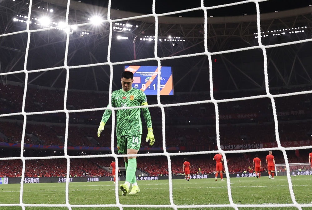 3月25日，中國(guó)隊(duì)守門員王大雷在球隊(duì)丟球后。新華社記者 曹燦 攝